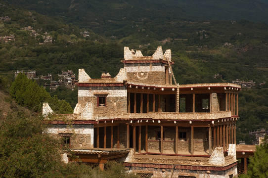 建设中的嘉绒藏寨碉楼民居
