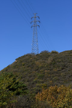 秋天山岭上的输电塔