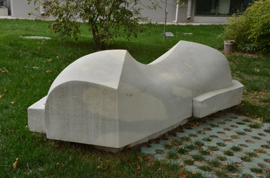 地平椅雕塑