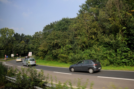 德国高速公路 绿树蓝天