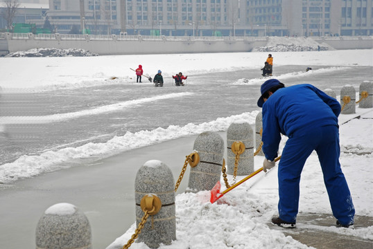 打扫积雪