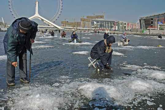 冬季凿冰钓鱼