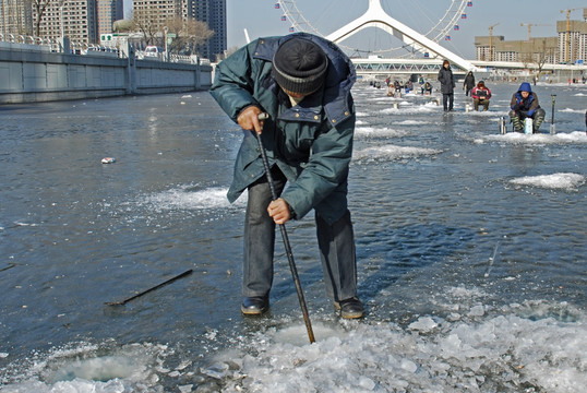冬季凿冰钓鱼