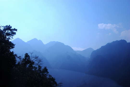 云雾山峦