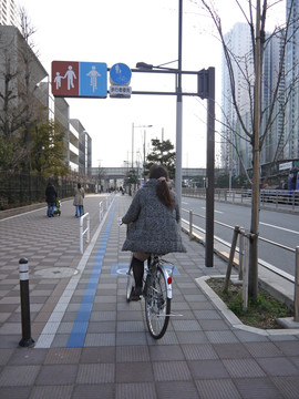 自行车专用道 骑自行车女人