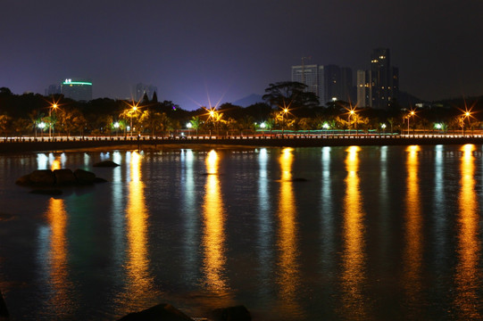 海滨城市夜景