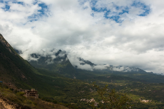 辽阔高远山川云雾