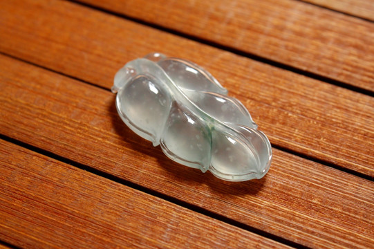 金枝玉叶翡翠挂件