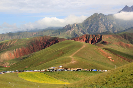 青海卓尔山高原草甸丹霞地貌