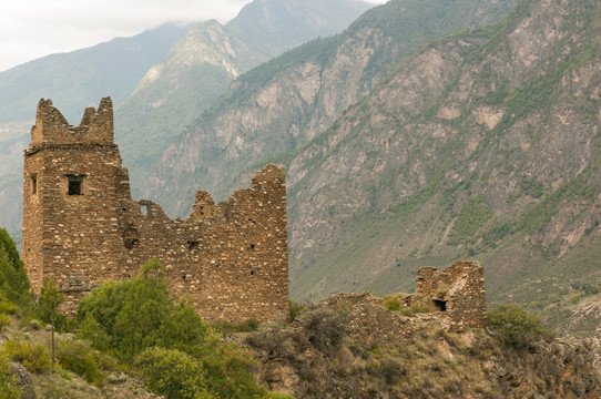 山脊上的古代碉楼建筑遗迹