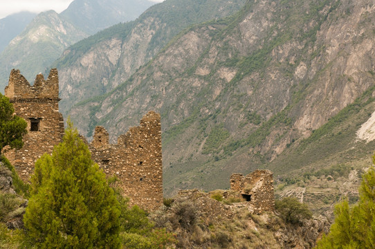 高山上的古代建筑碉楼景观