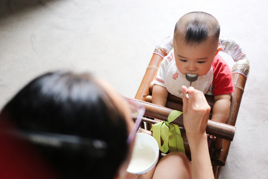 小孩喂食