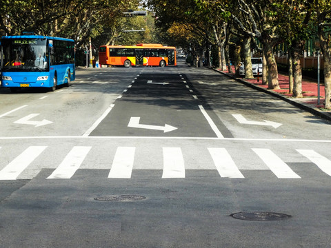 柏油路 公交车