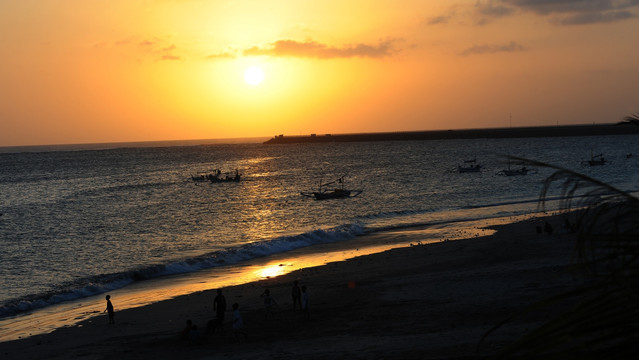 夕阳下的巴厘岛海滩