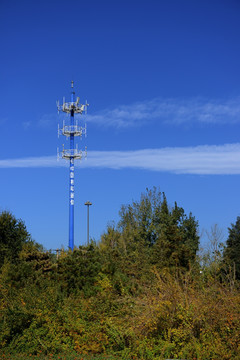 蓝天下的通信塔