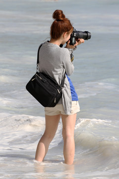 海边的女摄影师