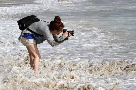 海边的女摄影师