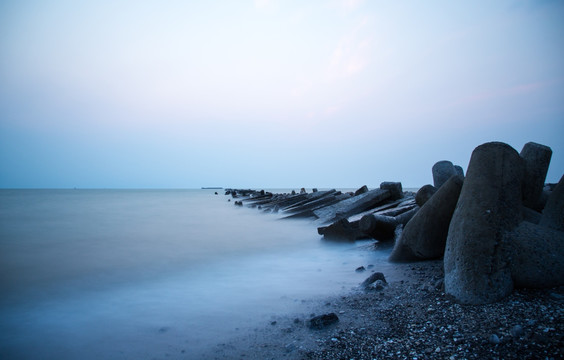 黎明时刻慢门拍摄海堤