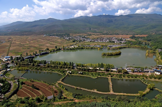 丽江观音峡水塘民居风景