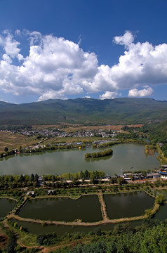 丽江观音峡蓝天白云竖幅全景