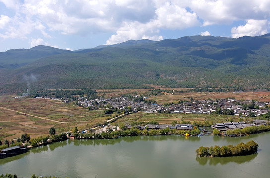 丽江观音峡民居水塘风景