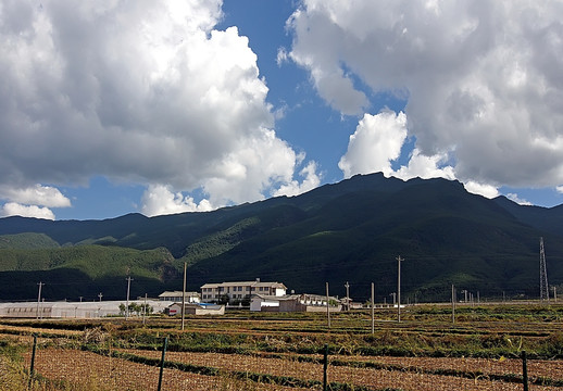 云南丽江蓝天白云民居风景