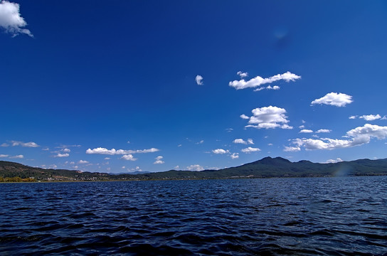 丽江拉市海碧水蓝天白云全景图