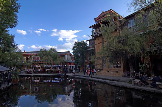 丽江束河古镇青龙河古建筑全景