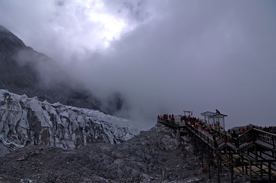 丽江玉龙雪山山顶云雾和观景长廊