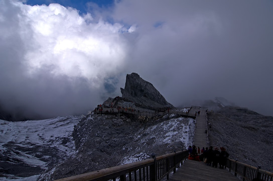 丽江玉龙雪山云海和上山台阶