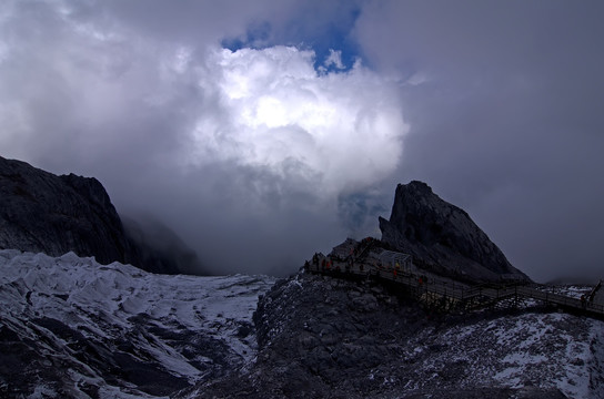 丽江玉龙雪山下山台阶