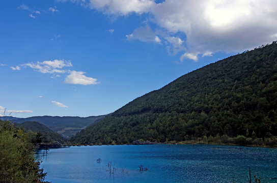 丽江玉龙雪山蓝月谷蓝月湖全景