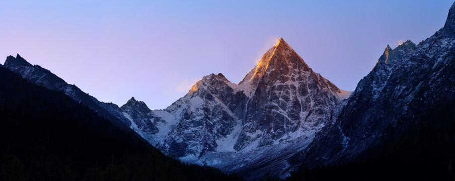 理县毕棚沟日照金山全景图