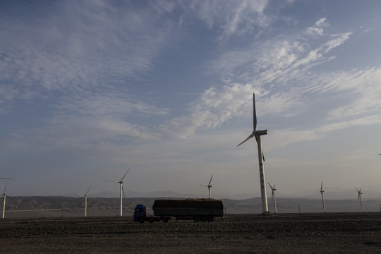 吐鲁番风电场 绿色能源 大货车