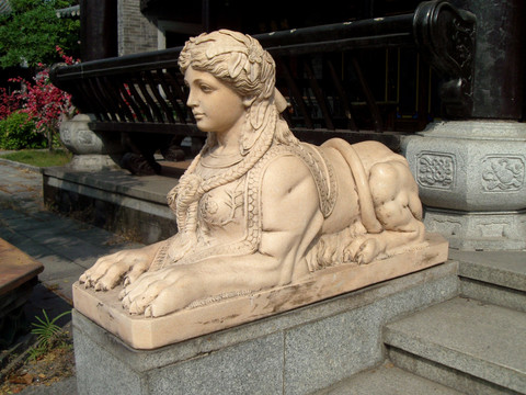 美女狮身石雕
