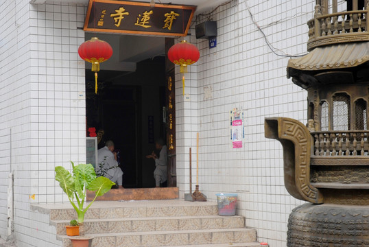 淮河路步行街的宝莲寺
