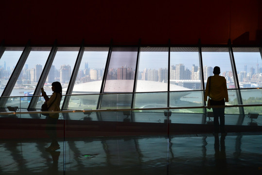 从中华艺术宫3楼平台眺望上海