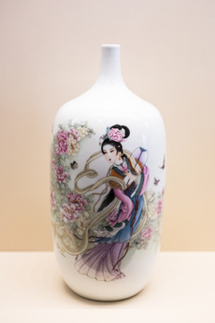 戏蝶图粉彩瓷瓶