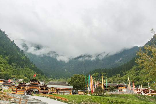 山川云雾下的村寨 树正寨