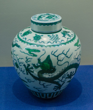 清代白地青花绿龙纹瓷盖罐