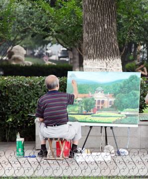 街头画画的老人