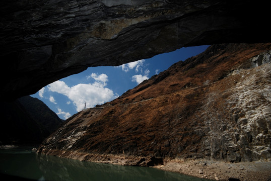 丽江虎跳峡 虎口栈道