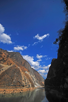 丽江虎跳峡栈道