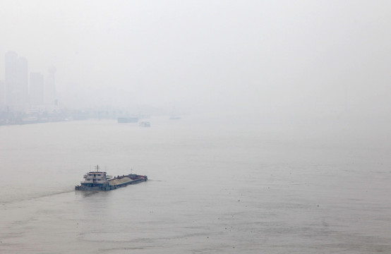 雾霾中的长江货轮