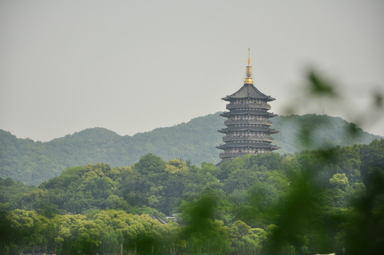 远处看雷峰塔