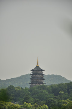 山上的雷峰塔