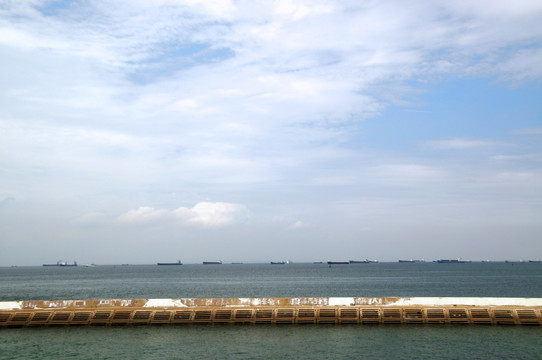 胶州湾防浪堤和货轮锚地