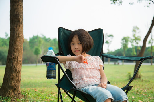 欣赏风景的少女