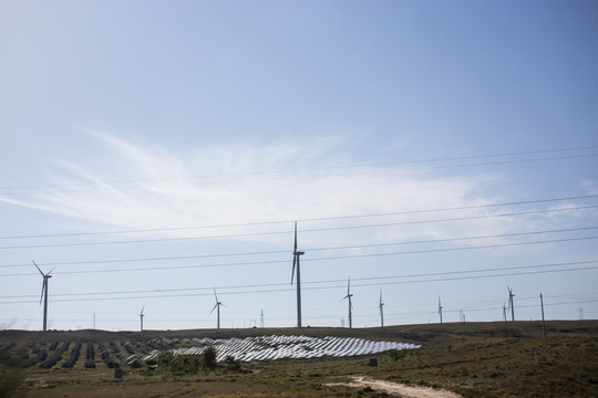 风力发电场与太阳能发电站