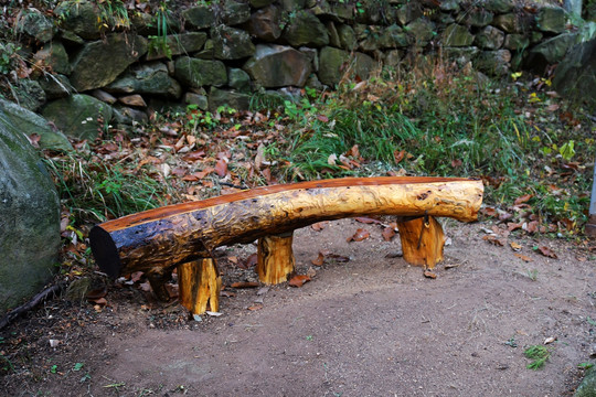 木桩休息凳